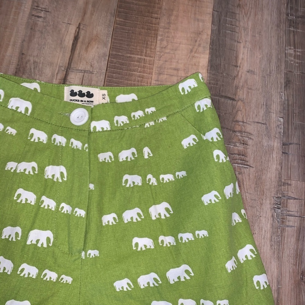 Ducks in a Row Elephant Print High Rise 60s Style Green Retro Novelty Shorts XS - Picture 3 of 7